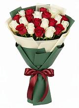 Букет Микс из красных и белых роз в Могоче
