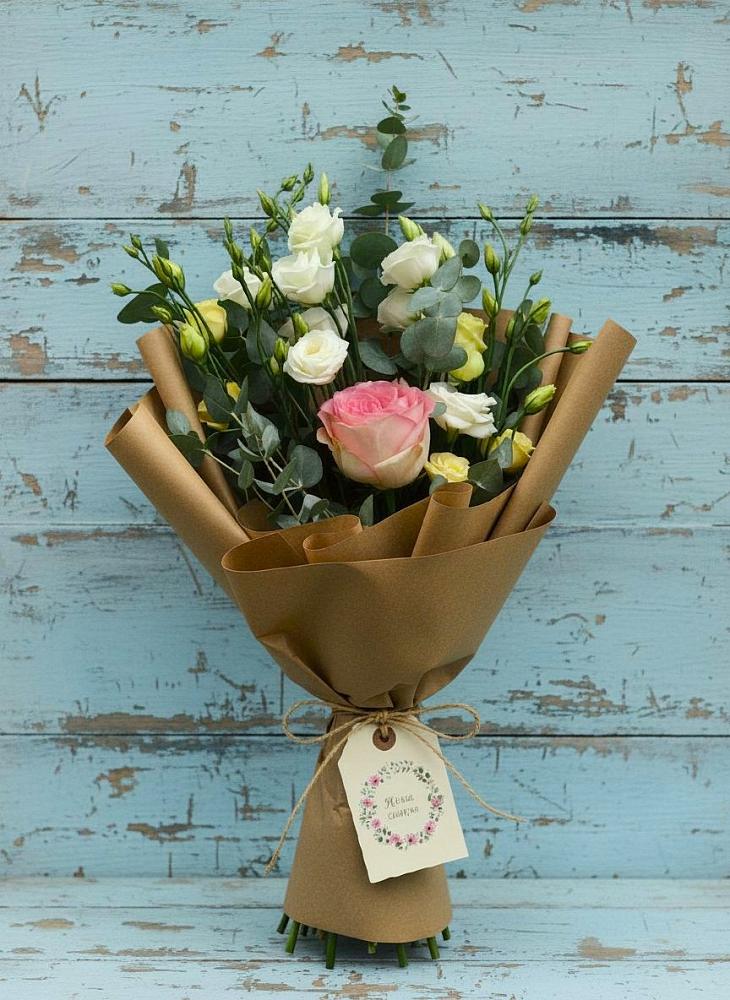 Букет цветов из: Розы и Лизиантусы в Могоче