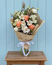 Букет цветов из:  Альстромерии, Лизиантусы, Розы и Хризантемы в Могоче