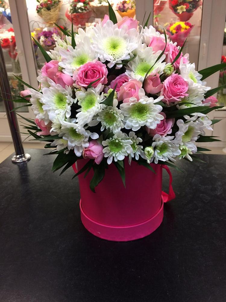 Цветочная композиция из Розы и Хризантемы в шляпной коробке в Могоче